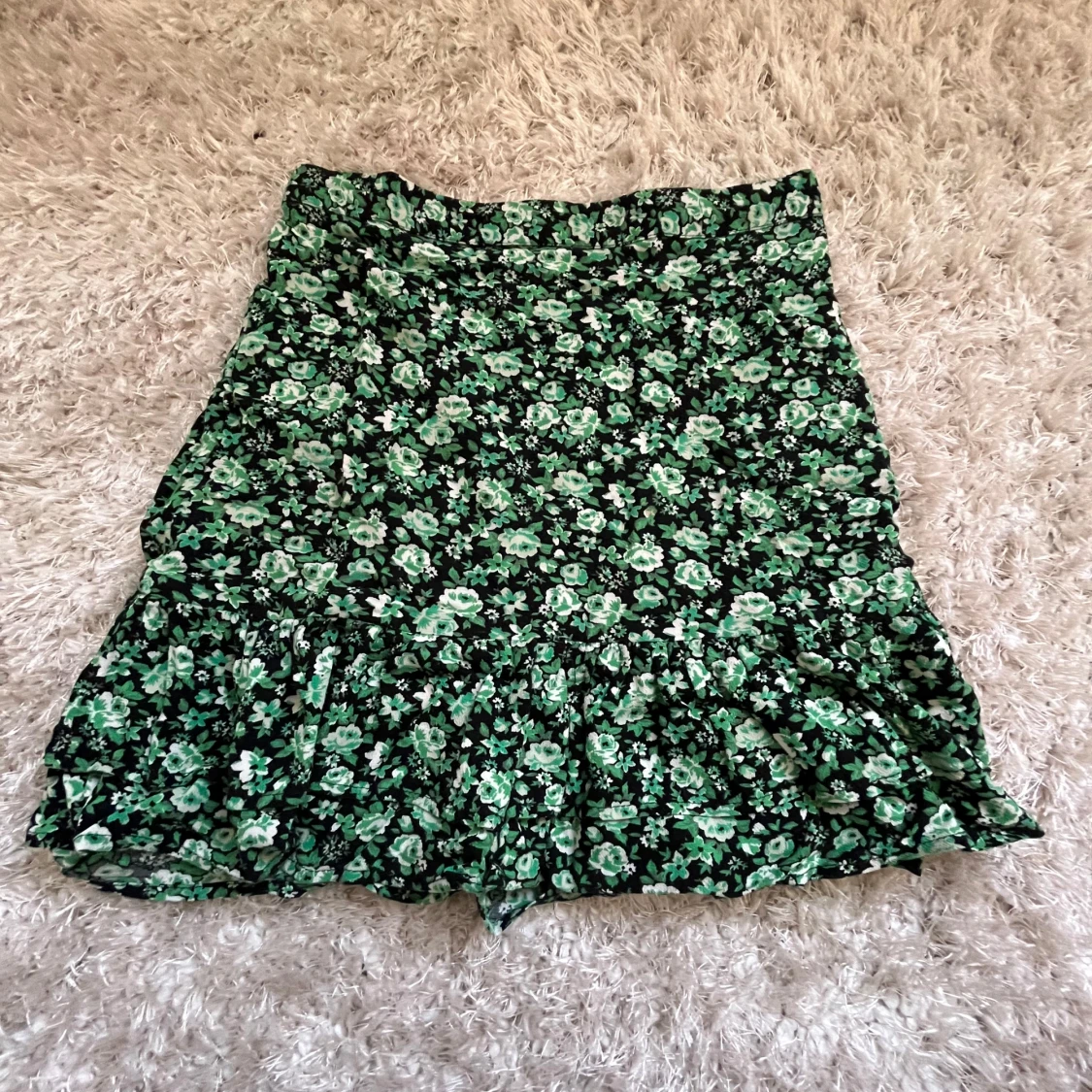 Grön blommig volangkjol