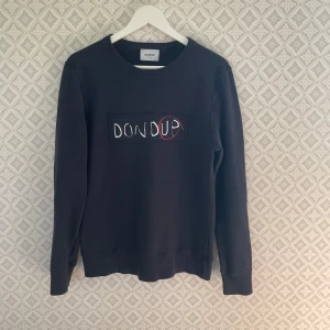 Dondup tröja  - Tja., säljer denna sjukt feta dondup tröjan i extremt bra skick, storlek M men passar även S , färg mörkblå, mvh Pc 