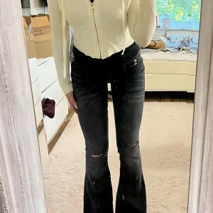 Kofta med dragkedja - Säljer en jättesnygg kofta med dragkedja och luva. Den har en elegant stil och ett väldigt skönt material. Den är lite nopprig under armarna men inget som syns. 