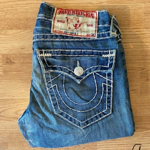 True Religiok Jeans Joey Super T - True religion jeans, storlek 30 i mycket bra skick, bootcut/flare, 42cm midja 108cm längd 84cm innerben, 25.5cm ben öppning. 