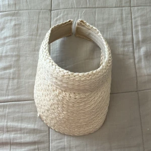 Golfkeps - Säljer en beige strå-golfkeps. Har för mig att den är köpt i någon golfbutik men det står inget märke. En liten defekt (bild 3) men det märker man inte av. Pris går att diskuteras!