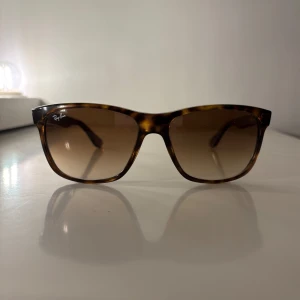 Ray-Ban Wayfarer brunmelerade solglasögon - Snygga Ray-Ban Wayfarer RB4181 med brunmelerad båge och bruna tonade glas. Klassisk modell med coolt mönster och Ray-Ban-logga på linsen. Kommer med originalfodral i brunt. Pris kan diskuteras! Hör av dig om du är intresserad💛