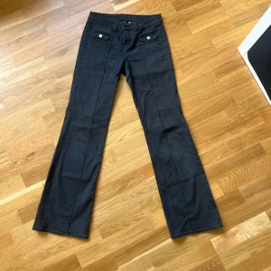 Svarta bootcut-jeans - Svarta bootcut-jeans från H&M Divided i storlek 36. Inga fickor baktill utan endast fram☺️