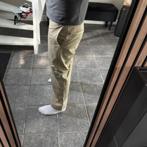 Dickies chinos - Fräscha och fräna chinos ifrån dickies (modell 874 original fit), riktigt bra skick knappast använda!! Modellen är 180cm… Bara höra av dig vid någon fråga🙌🏼.  ❗️Vid köp av båda brallorna i min profil blir det billigare❗️