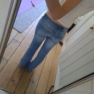 Ljusblå låg midjade bootcut jeans - Jätte fina lågmidjade jeans ifrån hm i stlrk 34 passar mig som är 169