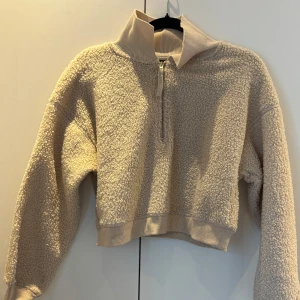 Teddy mjukisset från ASOS - Supermysigt beiget set från ASOS. Sista bilden är för att visa hur modellen ser ut på. Aldrig använda, storlek S i både byxor och tröja. Nypris 459kr
