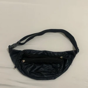 Svart glitter midjeväska / magväska – rosa foder, festival & resa – Venice - Snygg svart midjeväska med glittereffekt och rosa foder ✨ Perfekt för festival, resa eller vardag. Två dragkedjefack, justerbart band. Mycket bra skick!