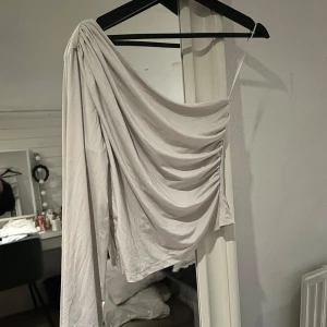 Vit oneshoulder topp - Super fin one shoulder topp ifrån HM! Perfekt till fest men funkar även till skolan, perfekt till att förnya garderoben till skolstart 🥰🥰