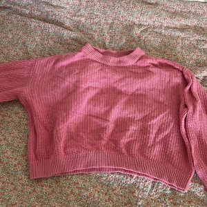 Rosa tröja  - Stickad rosa tröja, från h&m i storlek xs. Super gullig och går att använda både till en sen sommar kväll, likaväl som till hösten. Jag säljer den pga att den nästan aldrig kommit till användning💗