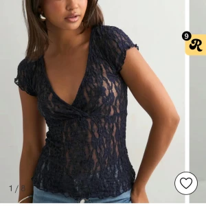 Mörkblå spetstopp från Nelly  - Säljer en helt oanvänd skitsnygg mörkblå, spetstopp med prislappen kvar!! eftersom att den var för liten i storleken🙏.