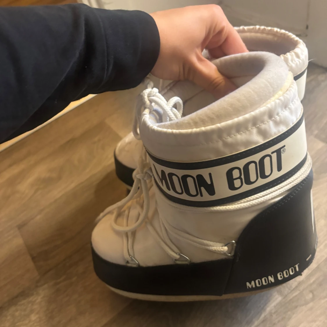 Vita Moon Boots med svart sula - 2
