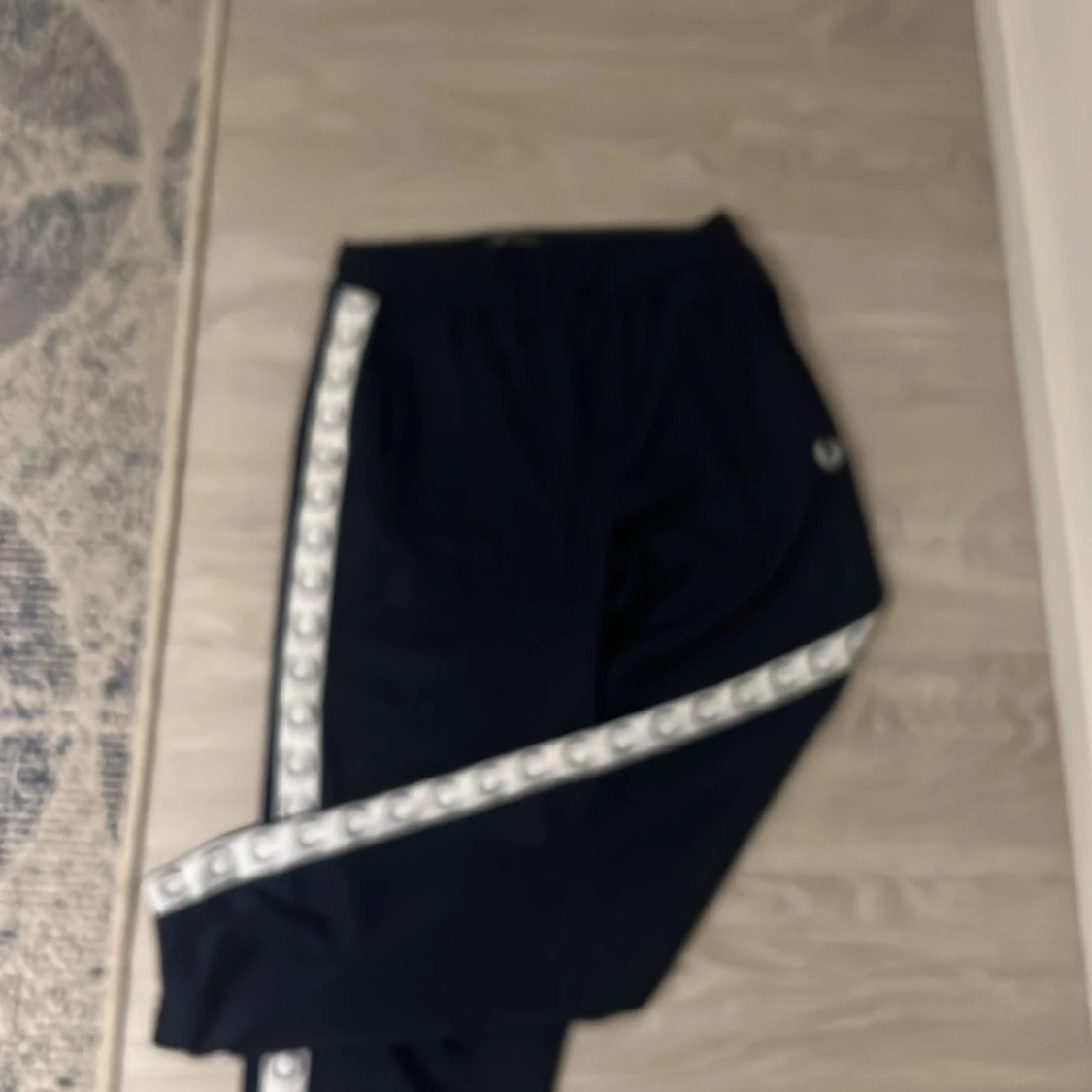 Mörkblå Fred Perry mjukisbyxor - 4