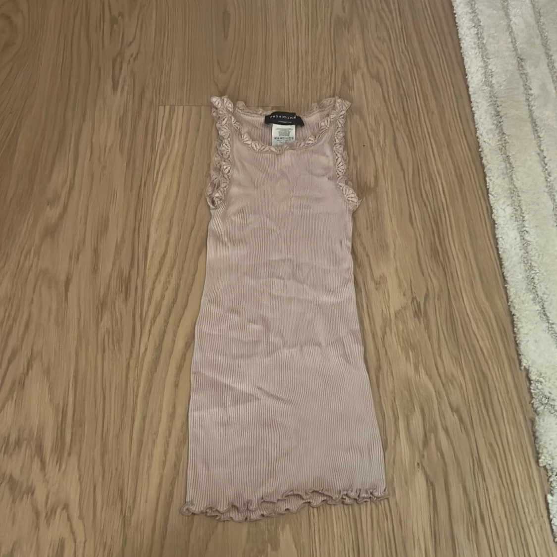 Ljusrosa ribbad linnetopp Rosemunde