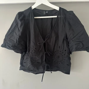 Blus  - Svart blus med broderier och knytning, inga defekter