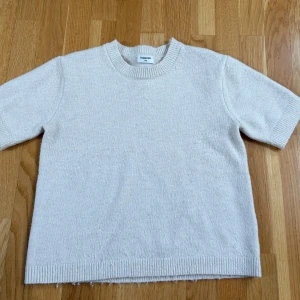 Ljusrosa kortärmad stickad tröja - Knappt använd, ljusrosa kortärmad stickad tröja från Kappahl, storlek 170