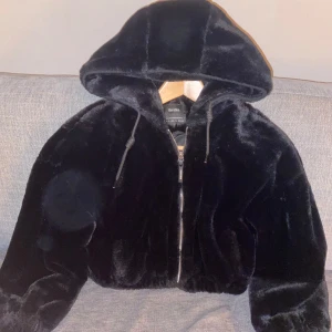 Svart päls jacka   - Säljer min svarta pälsjacka från bershka i storlek s då den är för liten för mig den har inga hpl eller fläckar skriv för mer frågor går att mötas upp 