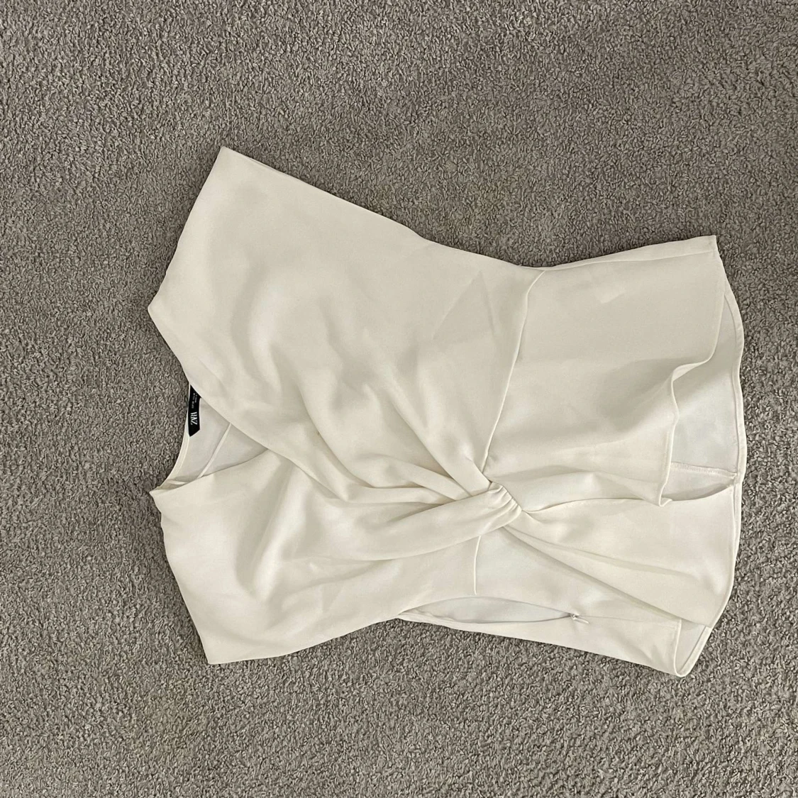 Vit omlottopp i satin från  Zara - 1