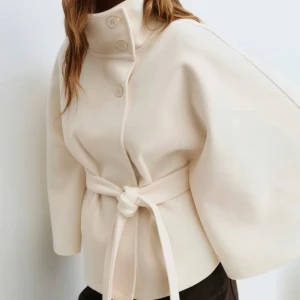 Vit poncho från Gina tricot  - Vit poncho jacka som är helt oanvänd med prislappen kvar. Slutsåld på hemsidan! Storlek Xs/S