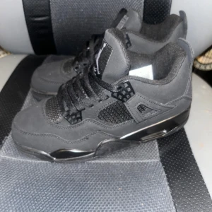 Black Sneaker 42 - Skriv vid frågor eller funderingar 😊