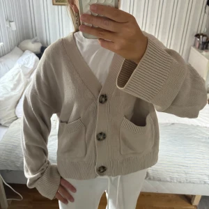 Beige kofta från H&M - Säljer en beige kofta från H&M🔥🔥
