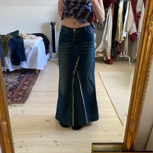Vintage denim jeans maxikjol  - Så fin wash! Lågmidjad, passar storlek S oxå 🤍