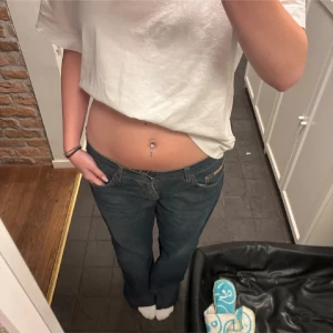 Lågmidjade jeans - Har snören på insidan för att justera midjan