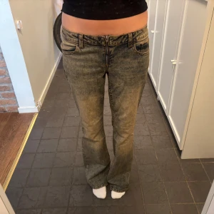 Jeans - Coola lågmidjade jeans. Aldrig använda