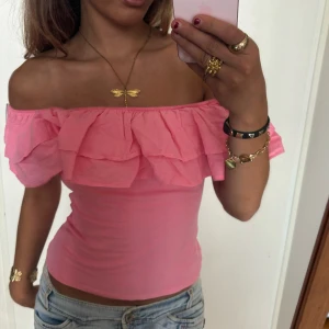 Offshoulder rosa volangtopp  - Så fin rosa Offshoulder volangtopp! Jag är 168 och det är mina bilder, köp via köp nu direkt eller Swish, kvar tills markerad som såld 💖 
