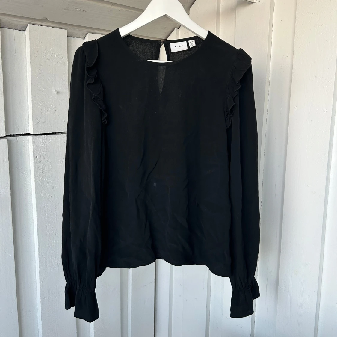Svart blus med volang från VILA