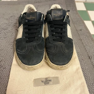 Valentino flycrew - Jag säljer mina valentino flycrew. Det är färgen navy blue, storlek 36,5 men passar 37,5. Skick 3/10. Dustbag ingår. 10 nitar saknas. Pris kan diskuteras. Hör av er vid frågor.