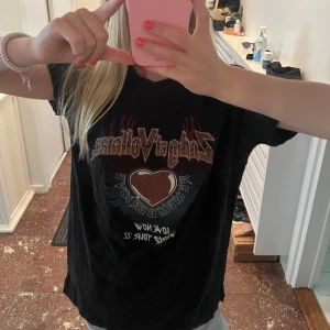 Svart konsert-tshirt Zadig & Voltaire XS - T-shirt från Zadig & Voltaire med tryck både fram och bak. Aldrig använd med lapp kvar på. Pris kan diskuteras🥰