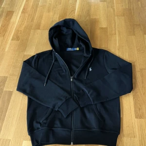 svart Zipup polo ralph lauren - Svart zipup polo ralph lauren Storlek s säljer eftersom att den var för liten på mig är 178cm o 61kg passar folk mellan typ xs o s. (r333p 1️⃣:1️⃣)