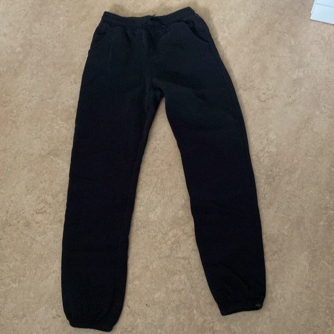 Svarta mjukisbyxor med NYC-brodyr