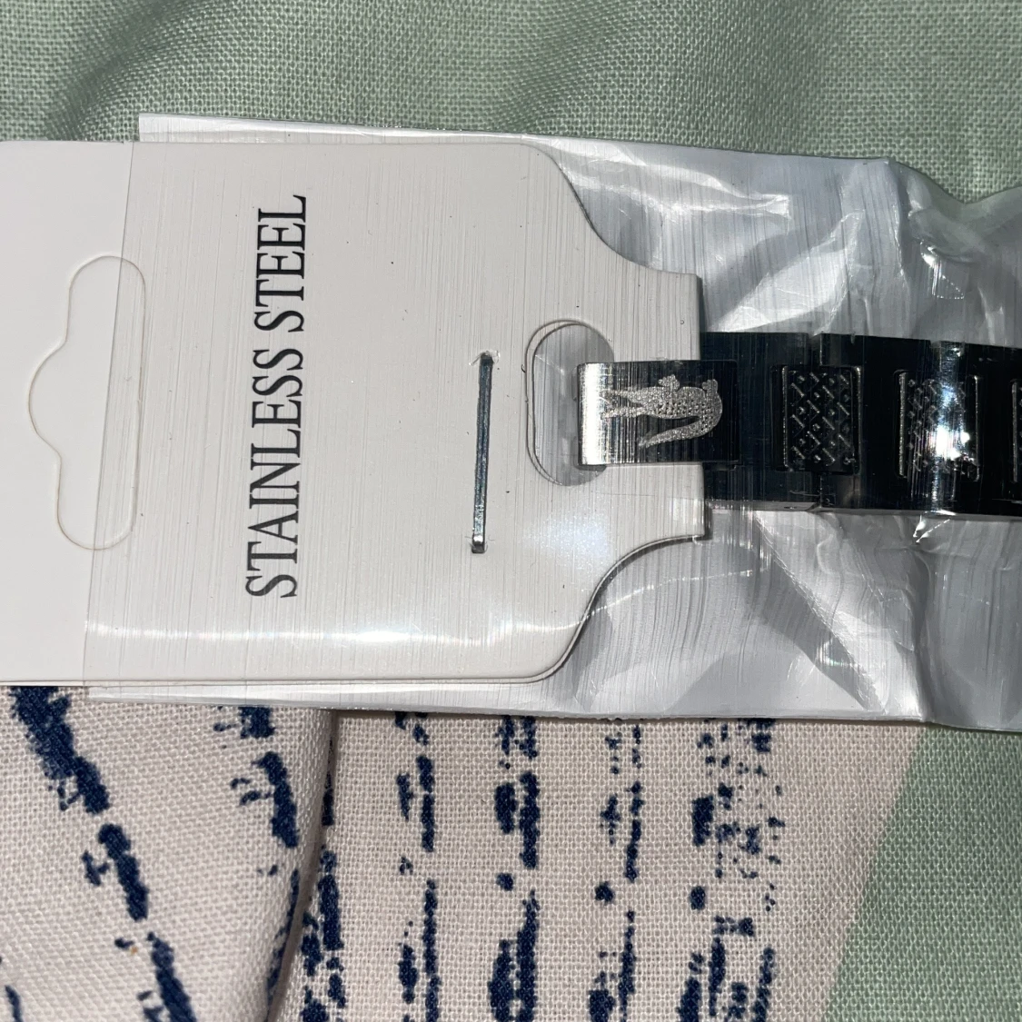 Silverfärgat armband i rostfritt stål