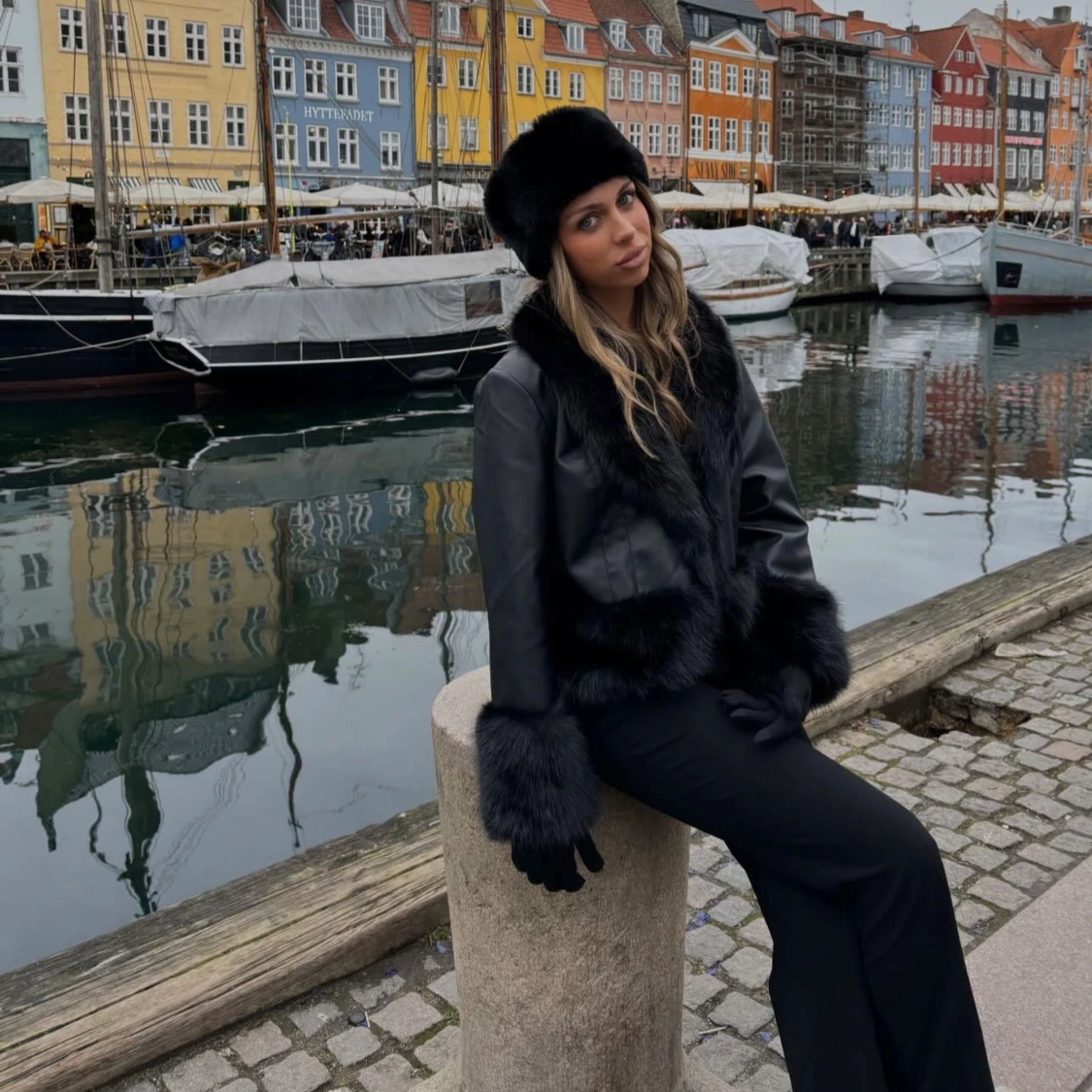 Svart pälsjacka i skinnimitation och hårband från BikBok - 2