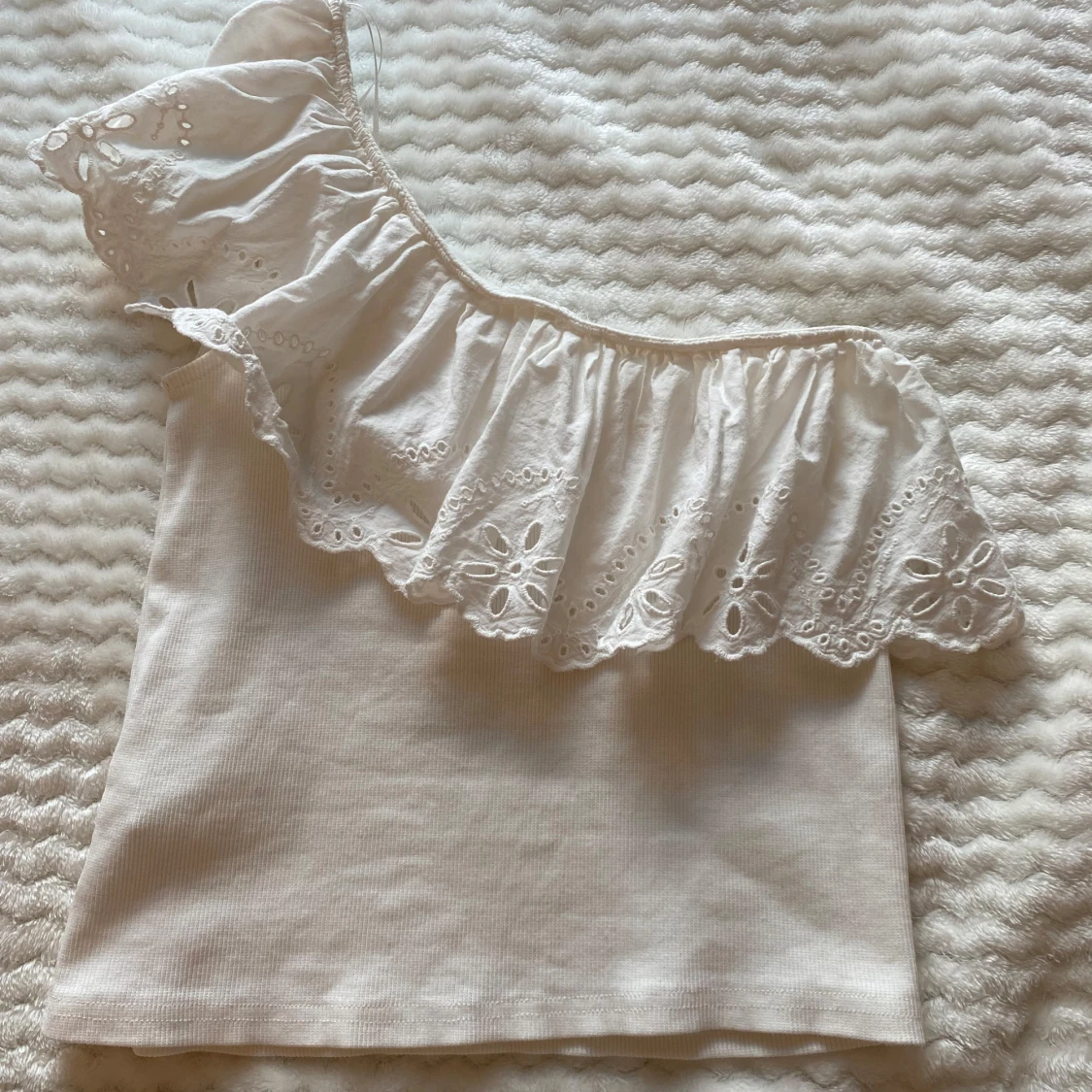 Vit oneshoulder topp med volang