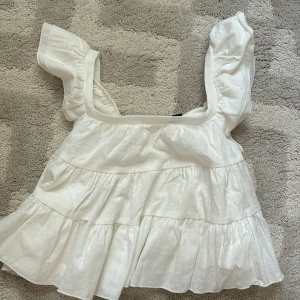 Vit volangblus  - Supersöt vit blus med breda volangärmar och flera lager volanger nedtill. 🥰