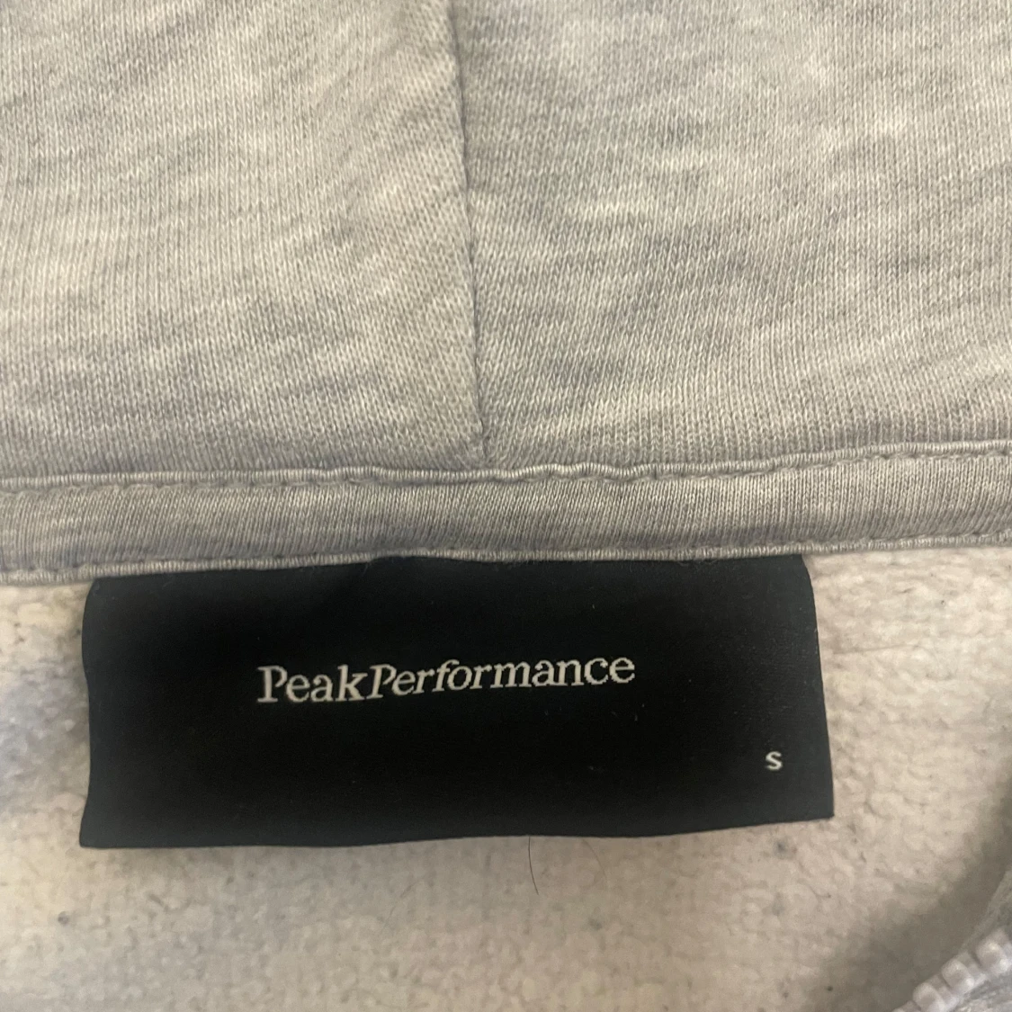 Grå hoodie från Peak Performance - 2