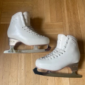 Edea overture skridskor - Edea skridskor i modell Overture strl 240 bredd C med Ultima Aspire XP skena i strl 9. Själva skridskon är använd i ca 1,5 år och skenan i ca 7 månader. 