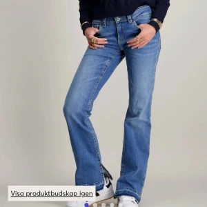 Blå bootcut jeans - Ni får gärna skriva om ni har frågor eller vill ha fler bilder💕dom e strl 170 men passar S