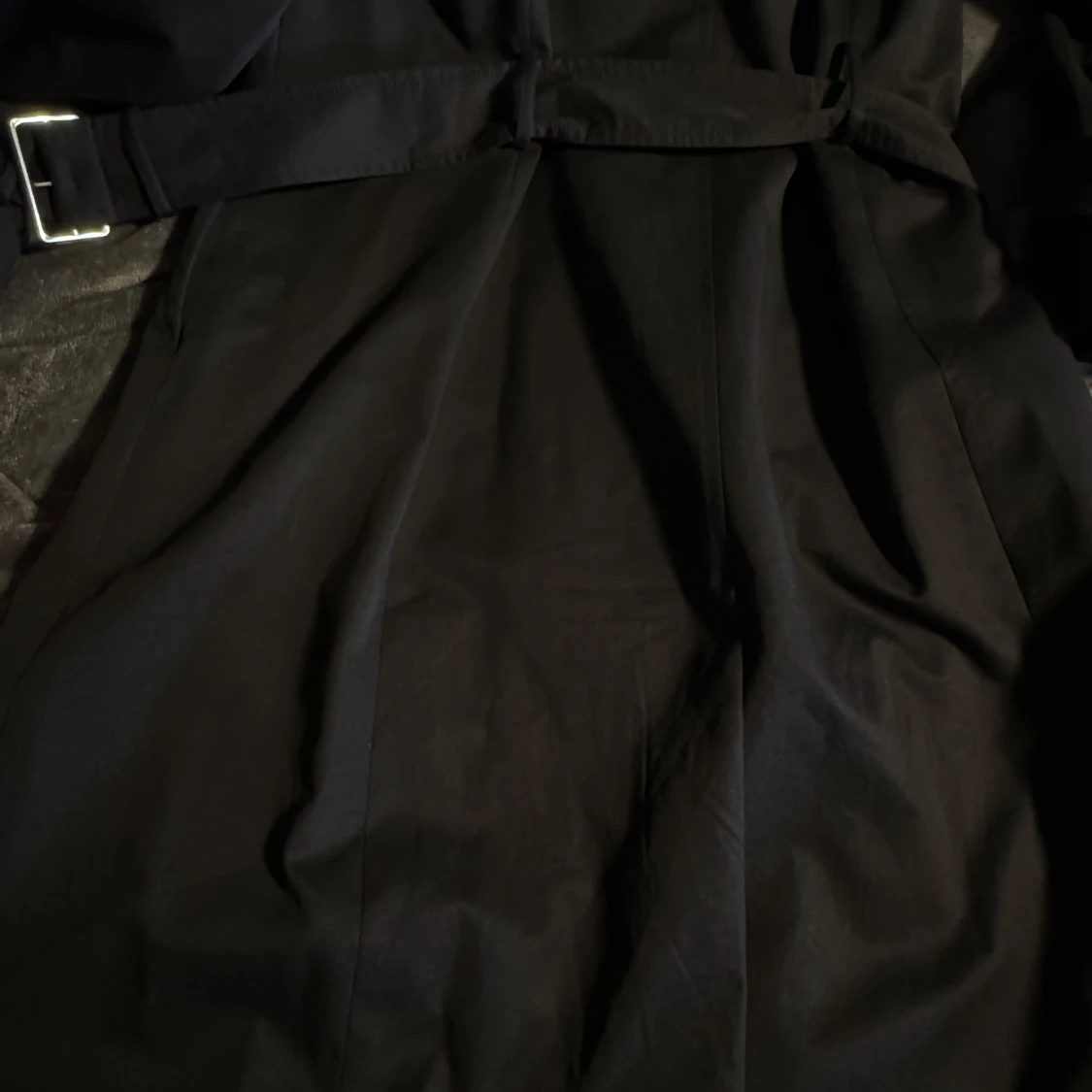 Svart trenchcoat från Mango - 4