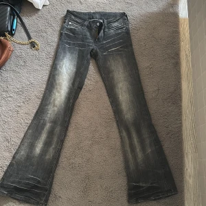 Low waist jeans - Feta jeans med sträck vilket ja tycker e snyggt😍. Köpa i Danmark. Storlek 28/32 Kom privat för mått 🫶