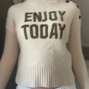 Zadig tröja stickad - Jättefin Zadig tröja, super bra för hösten och vintern!💕                                                                    Väldigt liten i storlek! Original pris 1450kr!