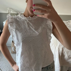Vit broderad blus med volanger - Superfin vit blus från H&M med brodering och volanger. 