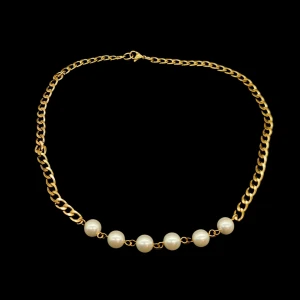 Guldfärgat halsband med pärlor - Stilrent halsband med chunky guldfärgad kedja och sju vita pärlor framtill. Längd-40cm