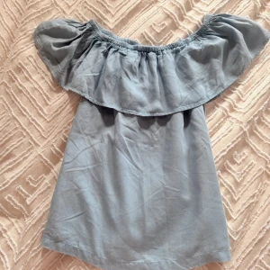 Ljusblå offshoulder blus  - jätte fin blus, perfekt till fest och till vardags 