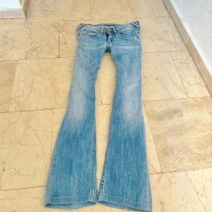 Superlågmidjade ljusblå bootcut jeans - Såå sjukt snygga bootcut jeans!!  säljer då dem inte passar därav ingen bild på❤️Innebenslängd: 73 cm Midjemått rakt över: 36 cm! Bild på hur jag mätt finns 