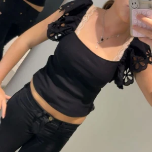 Svart topp med spets och volangärmar - Supersöt svart topp med breda volangärmar,storlek S men passar även Xs! Bara andvänd 1 gång💕 