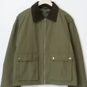 Grön vindjacka från Gina Tricot - Snygg grön vindjacka från Gina Tricot med mörkbrun krage och två stora fickor framtill med knappar. Jackan har dragkedja och en loose passform som ger en chill vibe. Perfekt att slänga över en crop top och jeans för en cool look. Även prefekt när det börjar bli lite kallare 💞