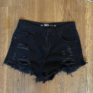 Svarta jeansshorts - Svarta jeansshorts köpta i argentina. Passar tyvärr ej längre